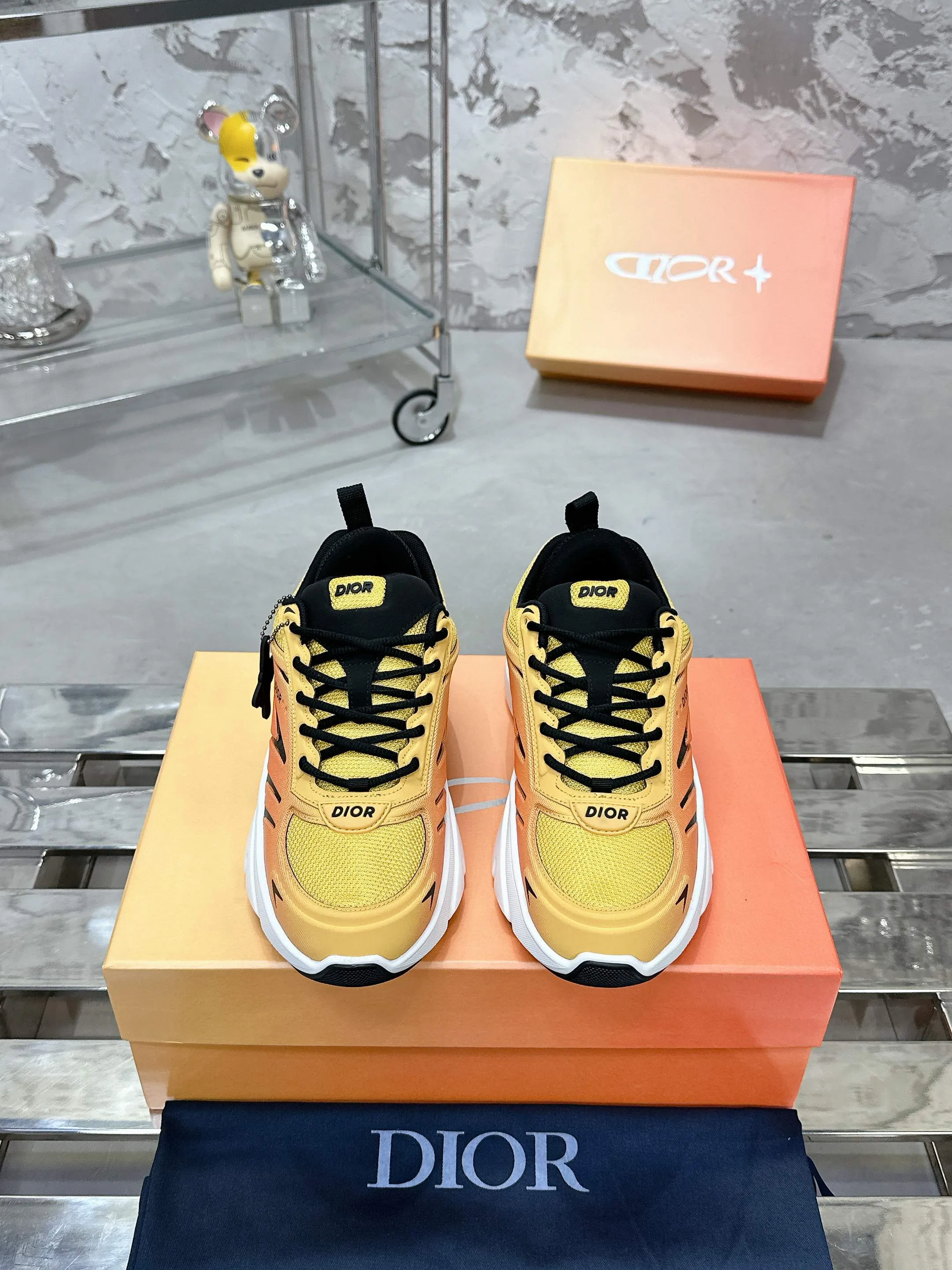 Factory price 760💰 Top version! ! ! Dior Dior's latest B44 Blade series, couple style, casual, thick-soled sneakers, running shoes, purchased from the original, developed and manufactured. This B44 Blade sneaker comes from the DIOR AND LEWIS HAMILTON exclusive limited series. It adopts a full silhouette design, eye-catching and fashionable, and is inspired by the 2000s. Crafted from gradient blue mesh with tonal technical panels, the sole is finished with a contrasting Blade panel that pays homage to the sport of running. DIOR AND LEWIS HAMILTON signature charms hang from the eyelets, while the Dior signature adorns the upper, heel and sides. Paired with black shoelaces, it is more refined, and the padded support design on the back highlights the sports aesthetic style, which can add modern style to all kinds of casual looks. Exquisite packaging at the delivery counter🛍📦 ▪️ Fabric: Original imported first-layer cowhide ▪️ Lining: Original imported breathable mesh ▪️ Sole: Original open-molded non-slip rubber material ▪️ Bottom thickness: 5.5CM ▪️ Size: Women's 35-40 / Men's 39-46